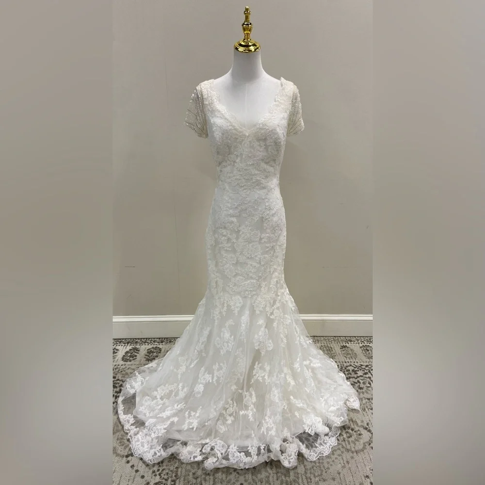 Elegant White Lace Gown - Picture 2 of 8